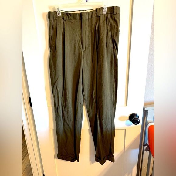 Eddie Bauer Green Chinos with Relaxed Fit and Pleats - Picture 1 of 5